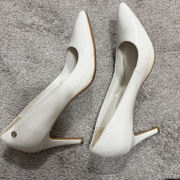 Calvin Klein Women’s Brady Heel Pump White Textured 8M Bridal Minimalist Vegan - Picture 5 of 6